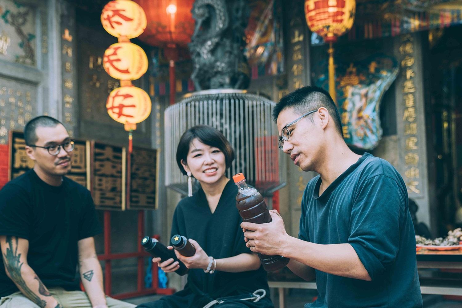 「安安青草店」阿銘(右)與「胭脂」Sharon(中)及「之外」大大(左),12月將在艋舺青山宮前開桌「青草宴」。(2020艋舺拼場提供)