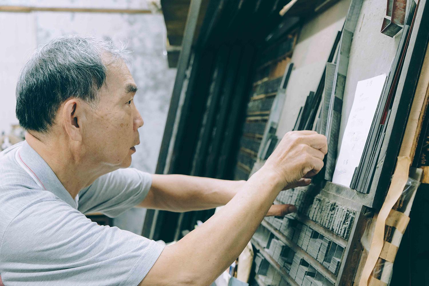 東鑫印刷廠製版師林塗貴與插畫品牌「漫。熱」交流,介紹製版工具。(2020艋舺拼場提供)