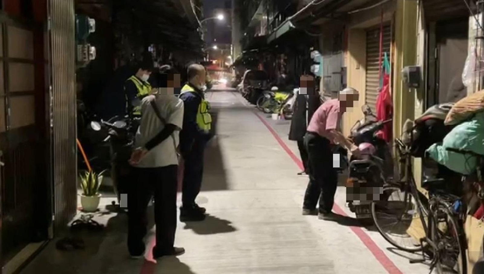 高雄鳳山一名58歲的曾姓婦人被發現倒臥在租屋處浴室。（翻攝畫面）