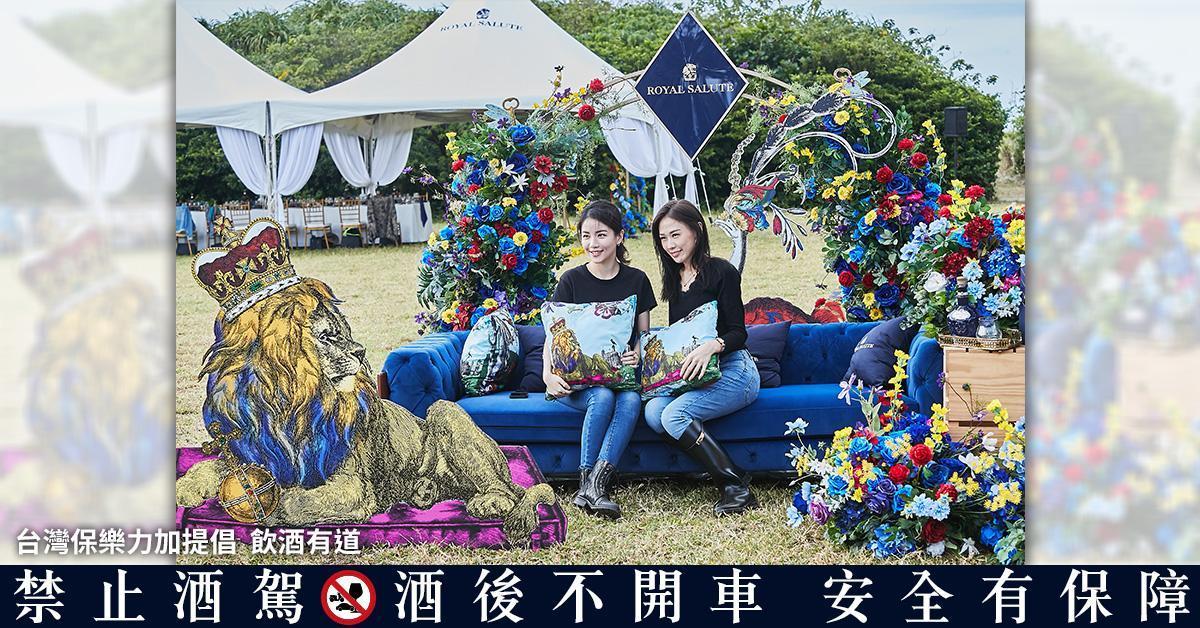 名媛和紳士一起在馬場旁的草地,欣賞馬球比賽、喝點威士忌,彼此歡快聊天,這就是優雅的皇室社交生活。
