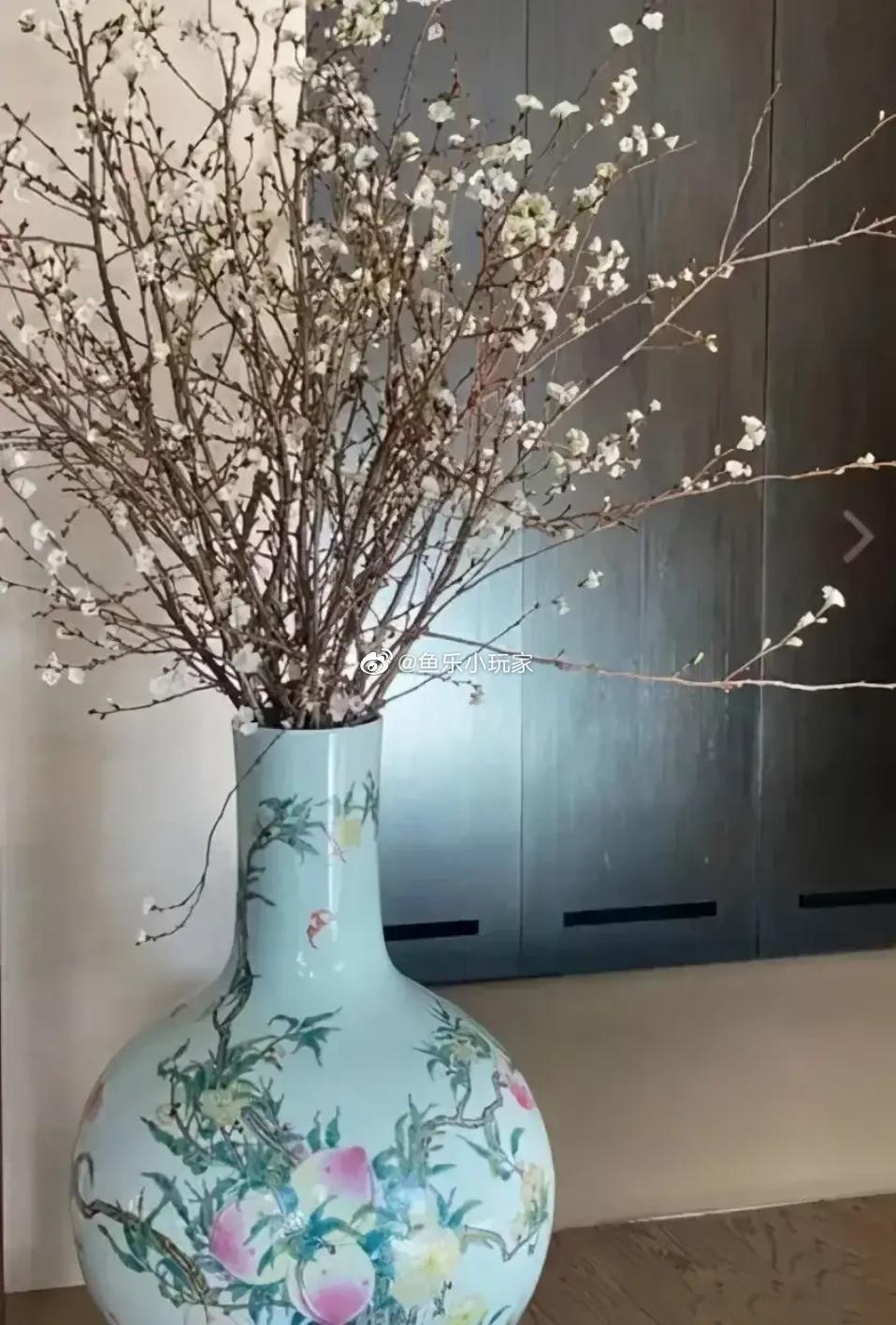 拿價值1.8億的300年前古董插花,劉嘉玲真的大手筆。(翻攝自魚樂小玩家微博)