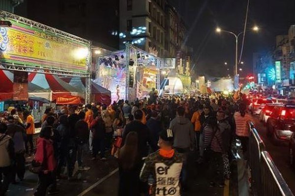 青山宮遶境活動直至深夜仍相當熱鬧，卻讓在地居民苦不堪言。（翻攝自爆料公社粉專）