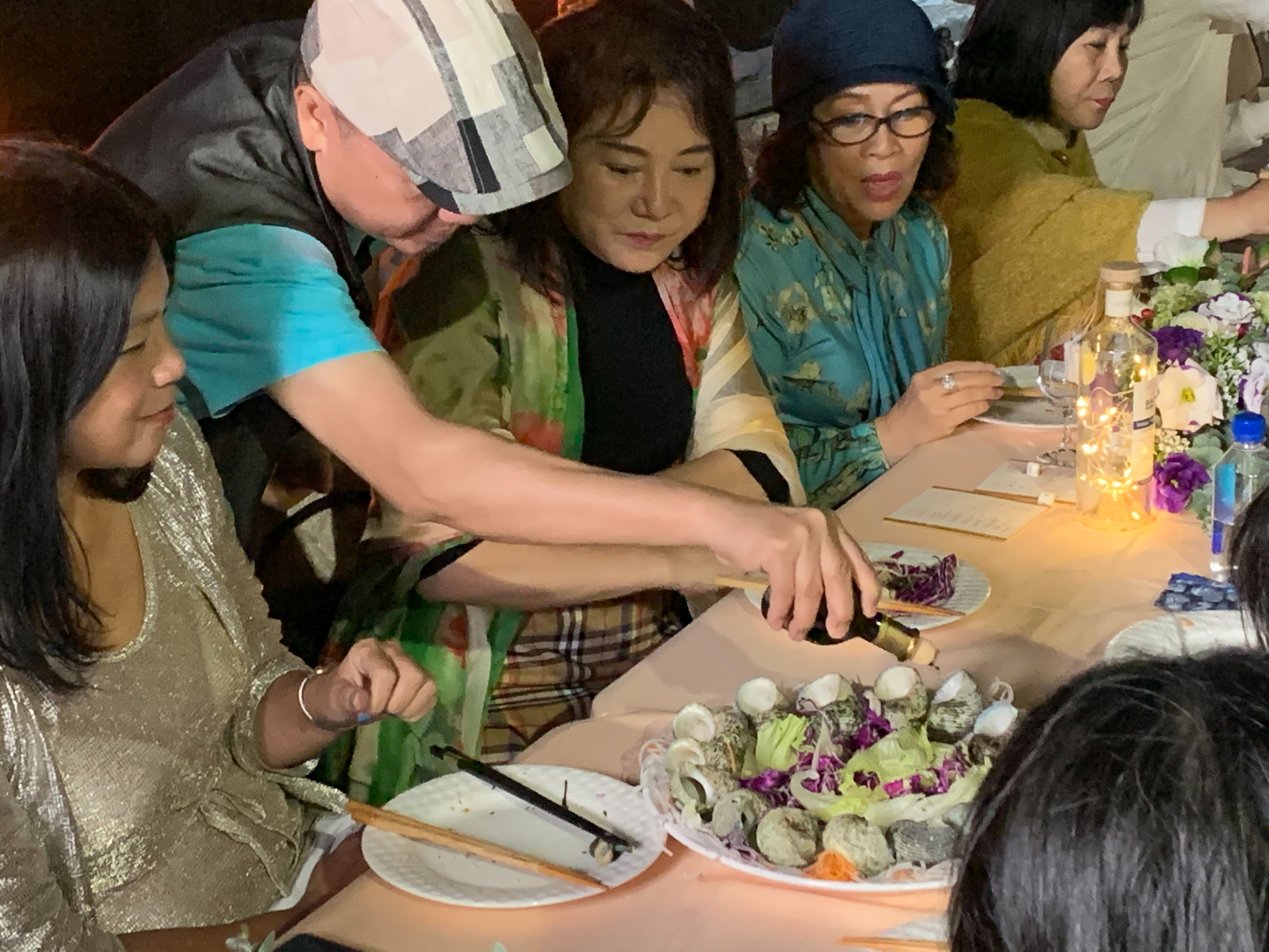 此次白魚宴在海邊防波堤上舉辦，營造在地中海旁用餐氛圍。（業者提供）