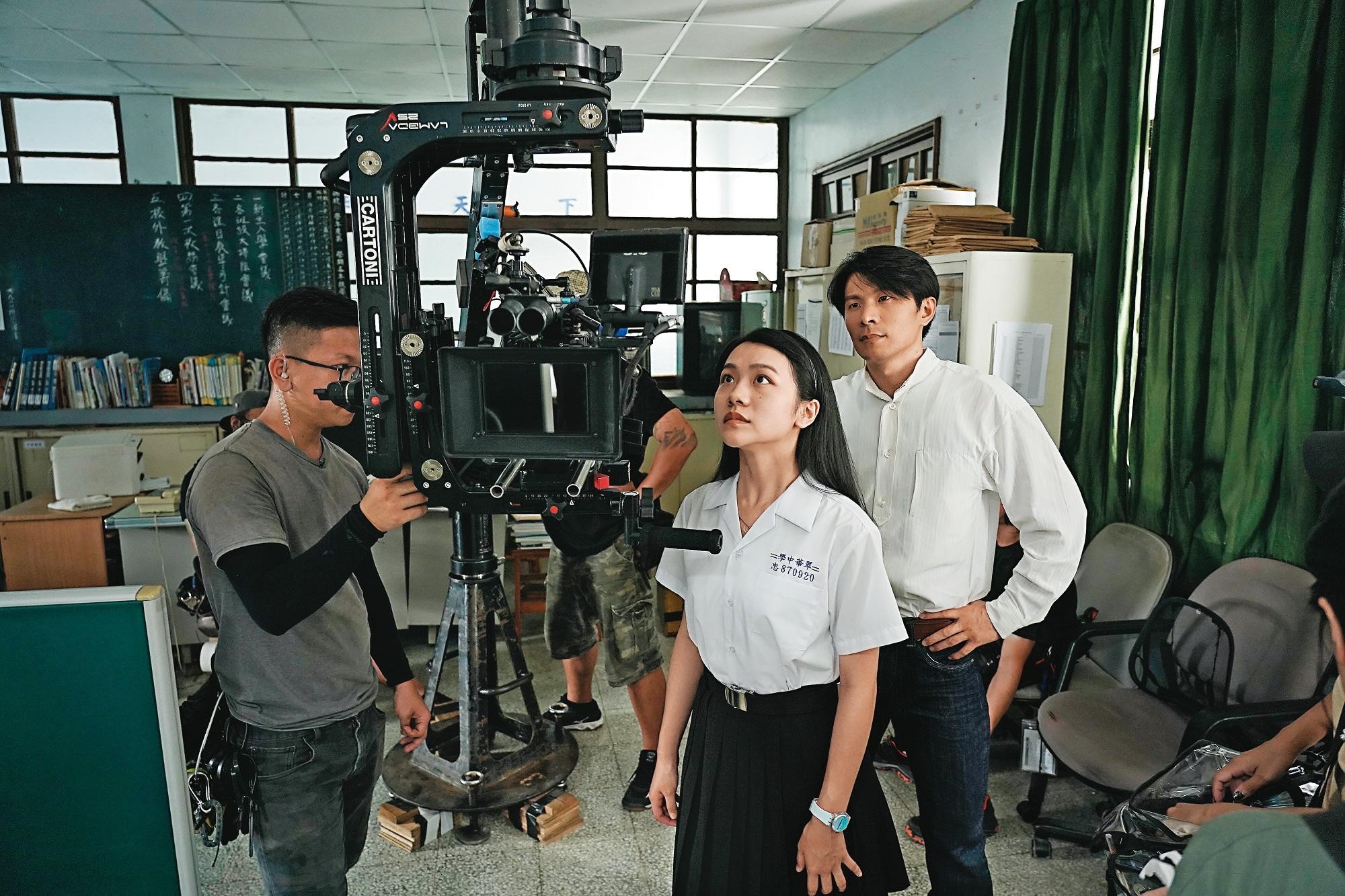 新人李玲葦（右2）劇中飾演被附身的女學生，與姚淳耀（右）有段師生戀。（公視提供）