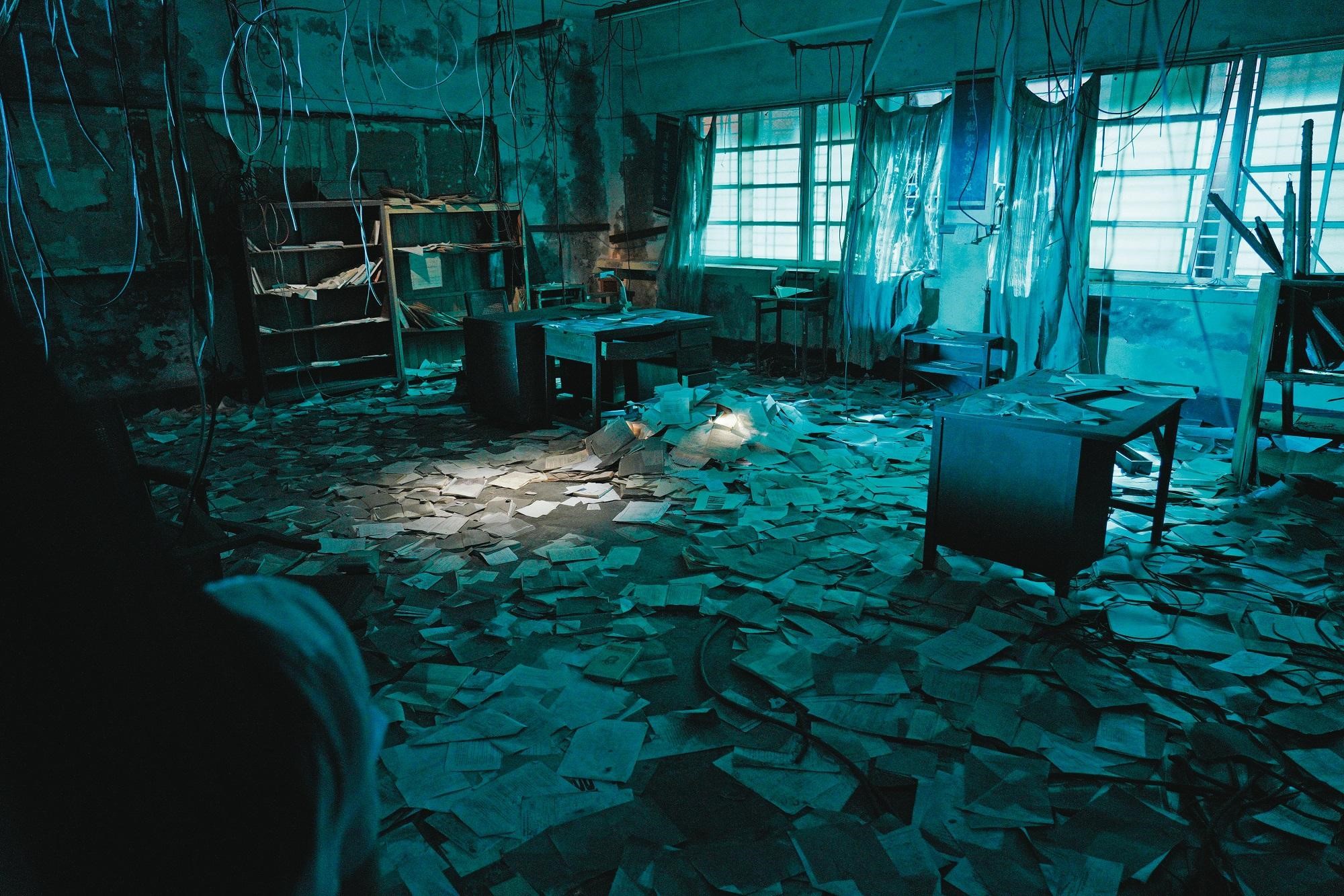 影集運用大量美術陳設，還原《返校Detention》遊戲中廢棄教室等經典場景。（公視提供）