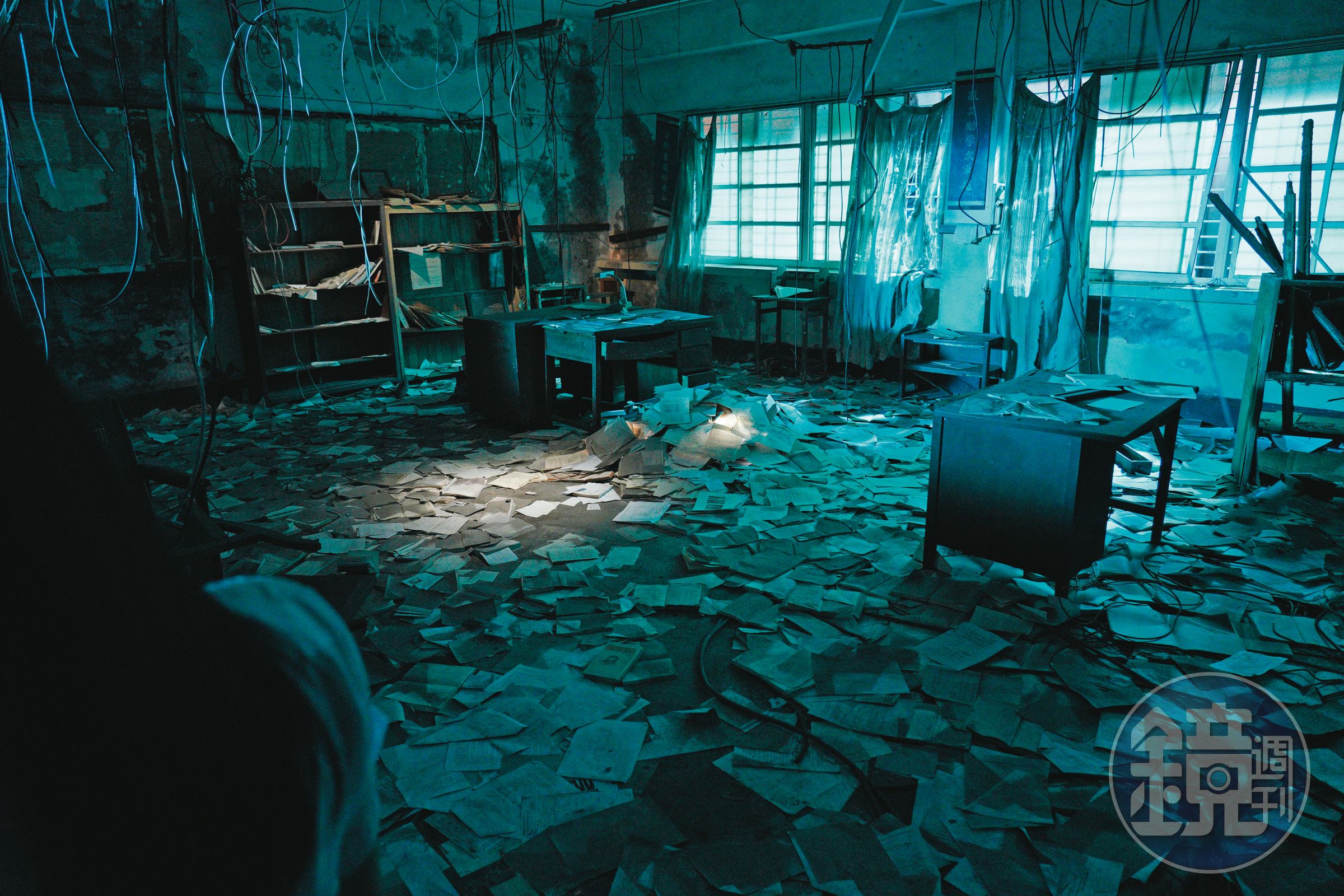 影集運用大量美術陳設，還原《返校Detention》遊戲中廢棄教室等經典場景。（公視提供）