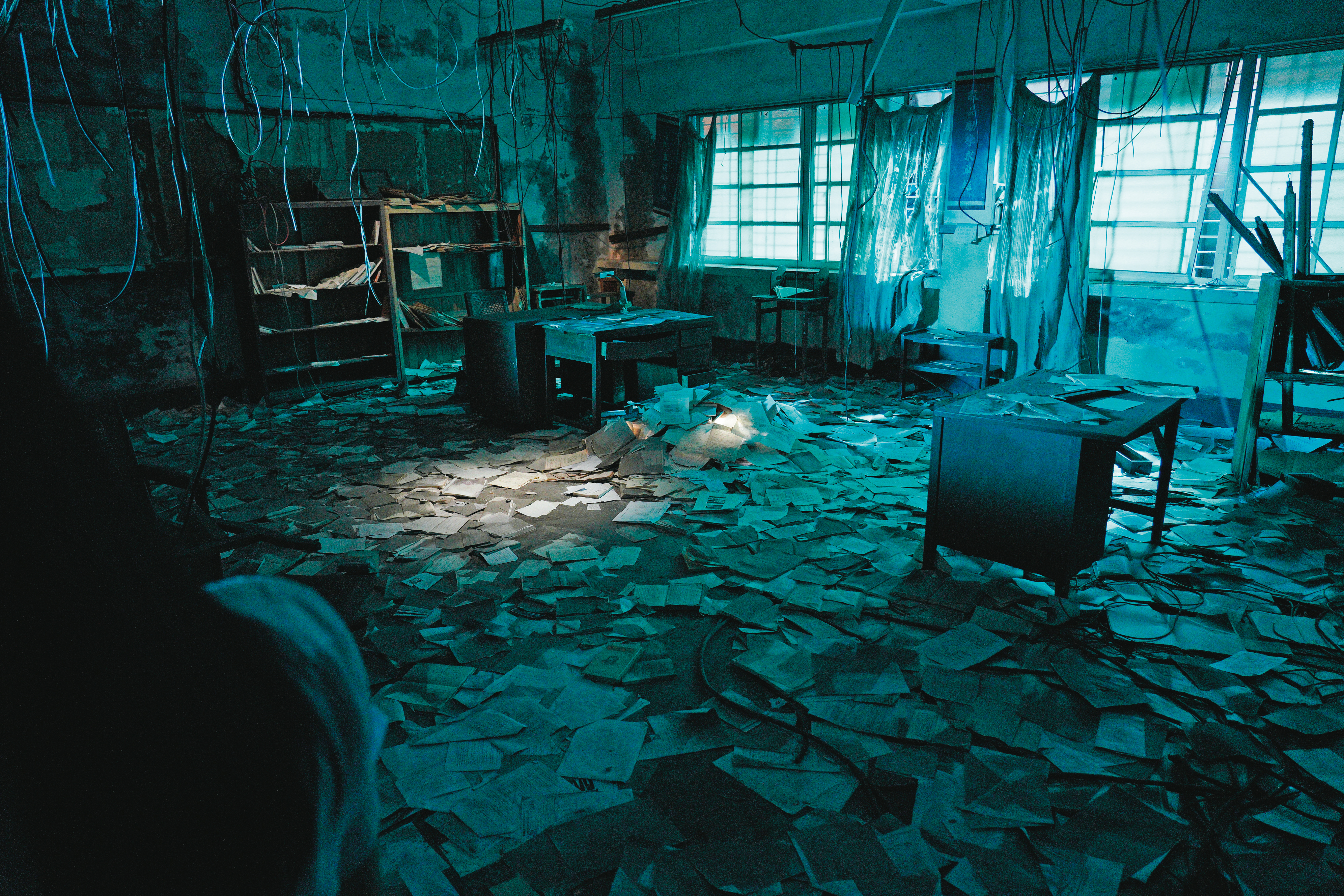 影集運用大量美術陳設，還原《返校Detention》遊戲中廢棄教室等經典場景。（公視提供）