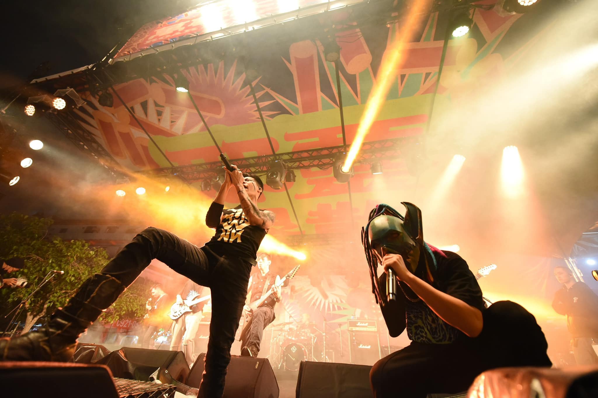 林昶佐（左）因青山宮遶境製造長時間的噪音連帶被民眾批評。（翻攝自林昶佐臉書）