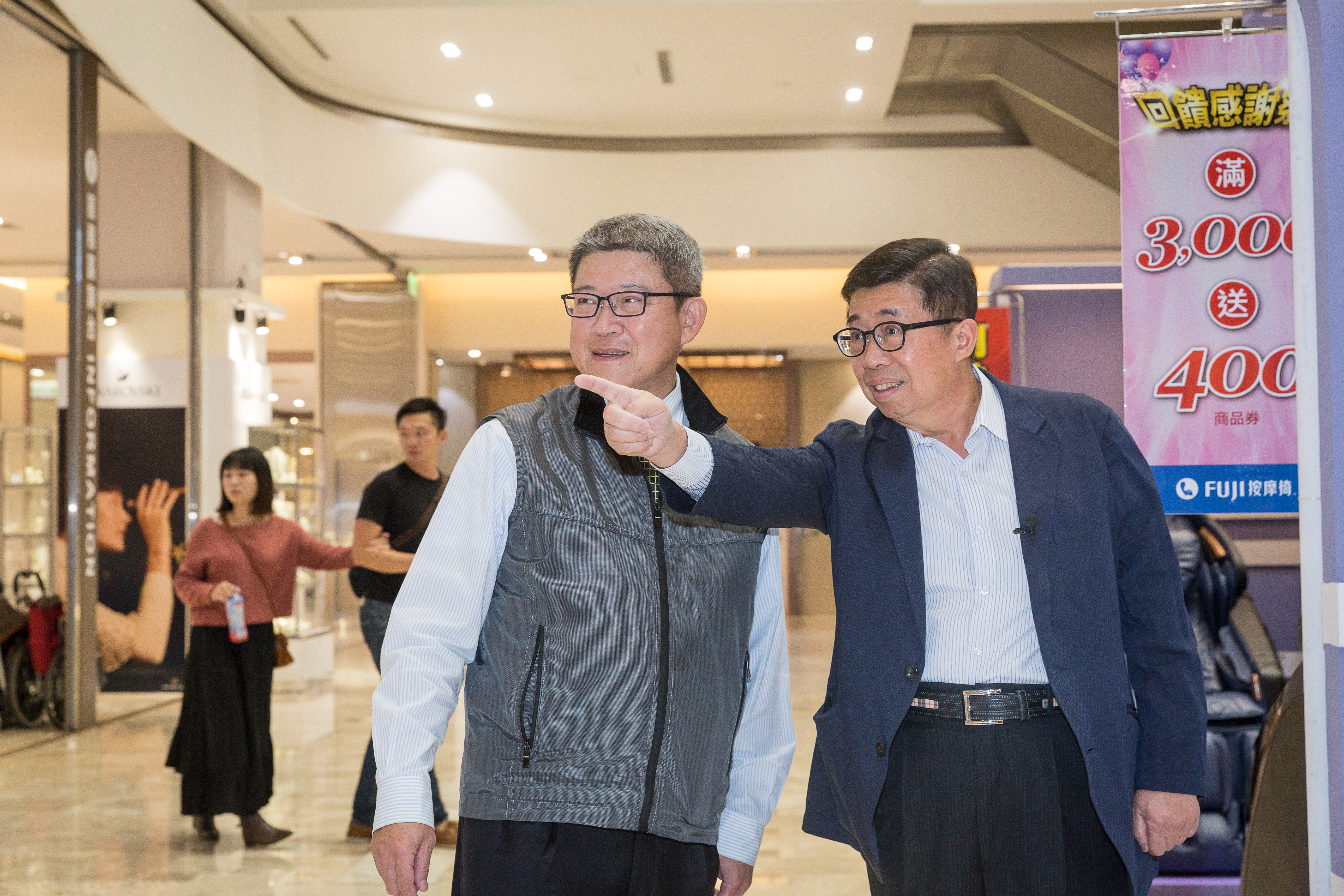 侯博明（右）對南紡購物中心相當自豪，看好商場明年業績可以衝上80億元。
