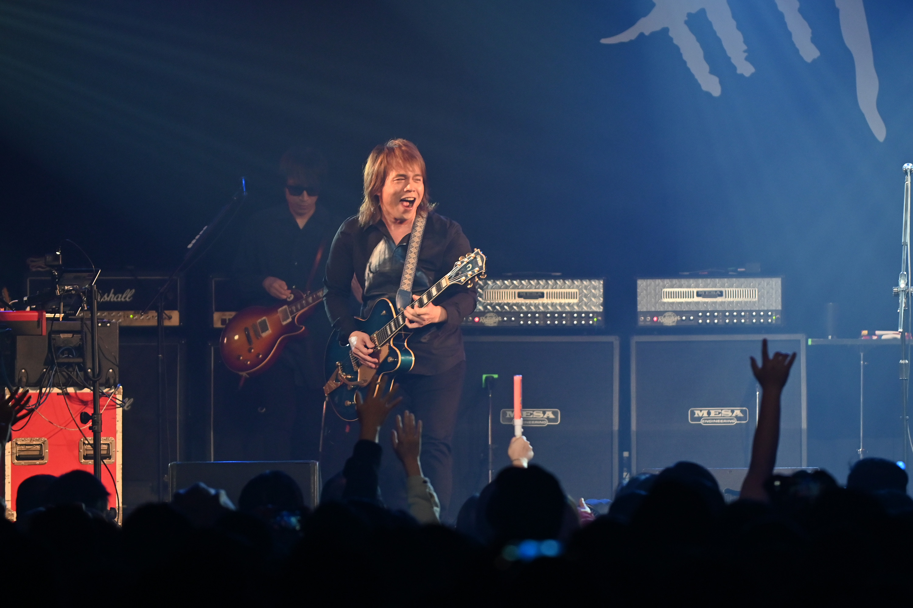 伍佰之前因滑冰意外,導致腳掌扭曲骨折,經過3個多月的休息後,展開《今夜伍佰9》演唱會。(環球唱片提供)