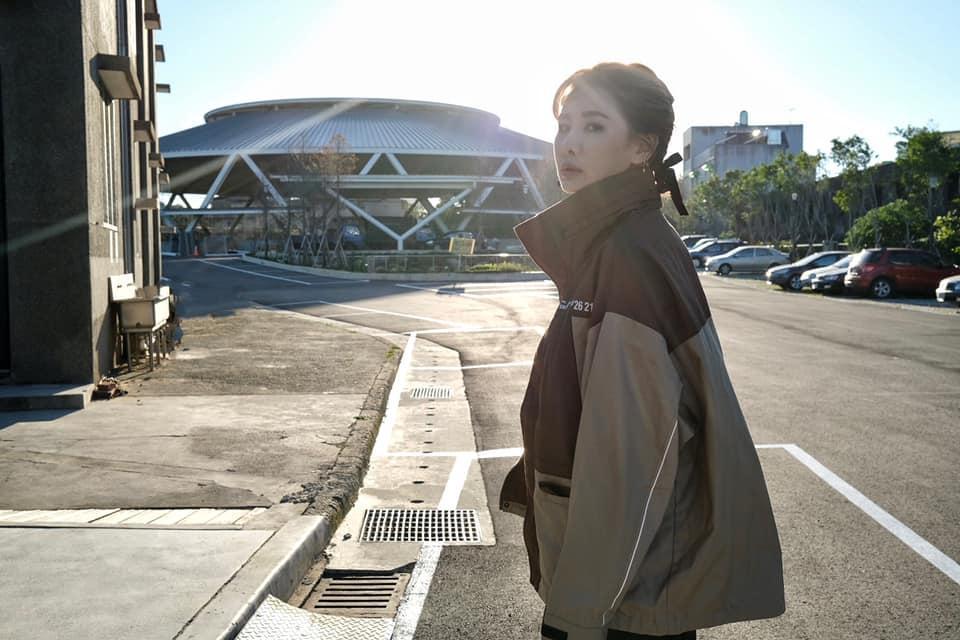 安心亞從節目舉牌小姐出道,靠著女丑形象走紅,後來跨足電影、戲劇和唱片界。(翻攝安心亞臉書)