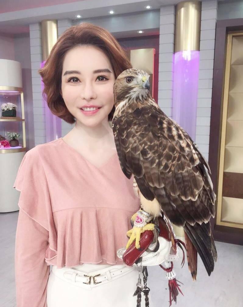 斯容自爆是處女,找不到人拆封。(翻攝自斯容臉書)
