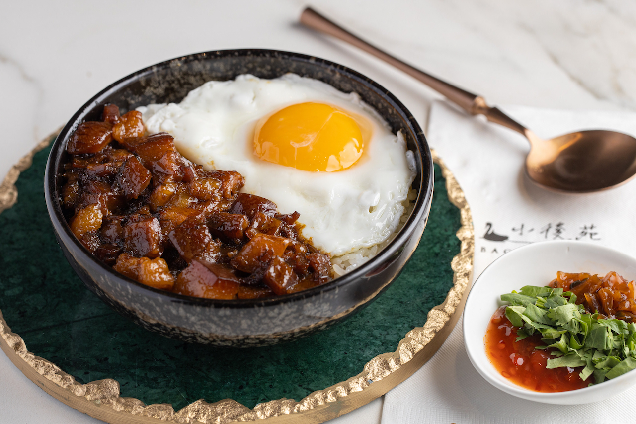 手切肥肉的「魯肉飯」是南台灣的肥潤帶甜風味。（250元／份）