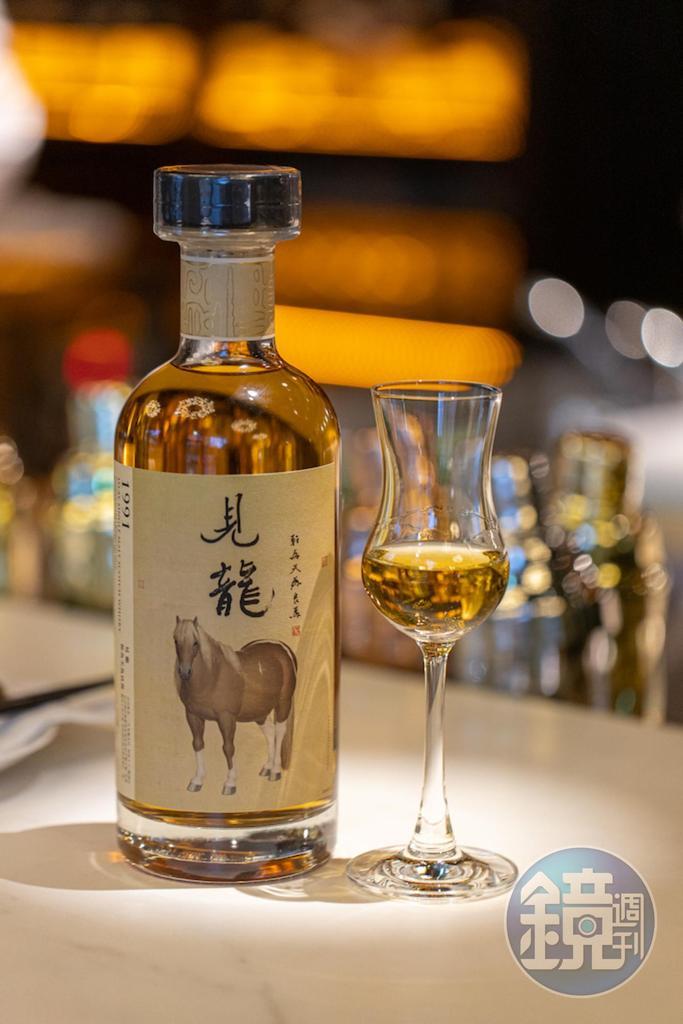 「執杯大叔 見龍Chi Bei Da Su 1991 Islay single malt」帶有強勁、肌肉感的泥煤炭風格。(1,080元/杯)