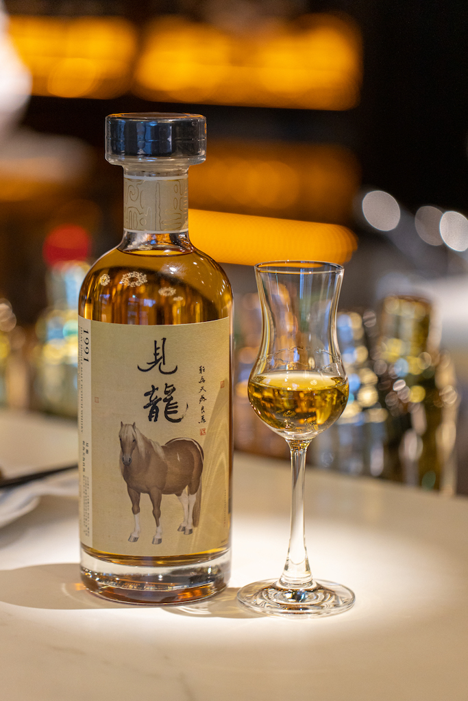「執杯大叔 見龍Chi Bei Da Su 1991 Islay single malt」帶有強勁、肌肉感的泥煤炭風格。（1,080元／杯）