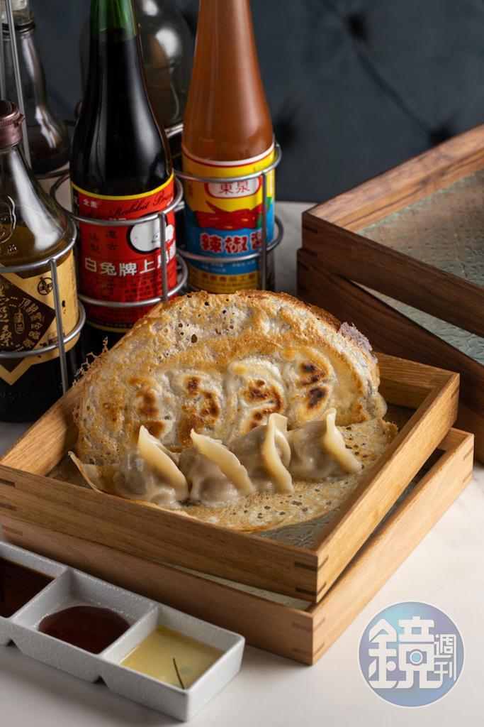 帶著立挺酥脆冰花登場的「剝皮辣椒鮮肉煎餃」,搭配香檳解辣增香。(240元/份)