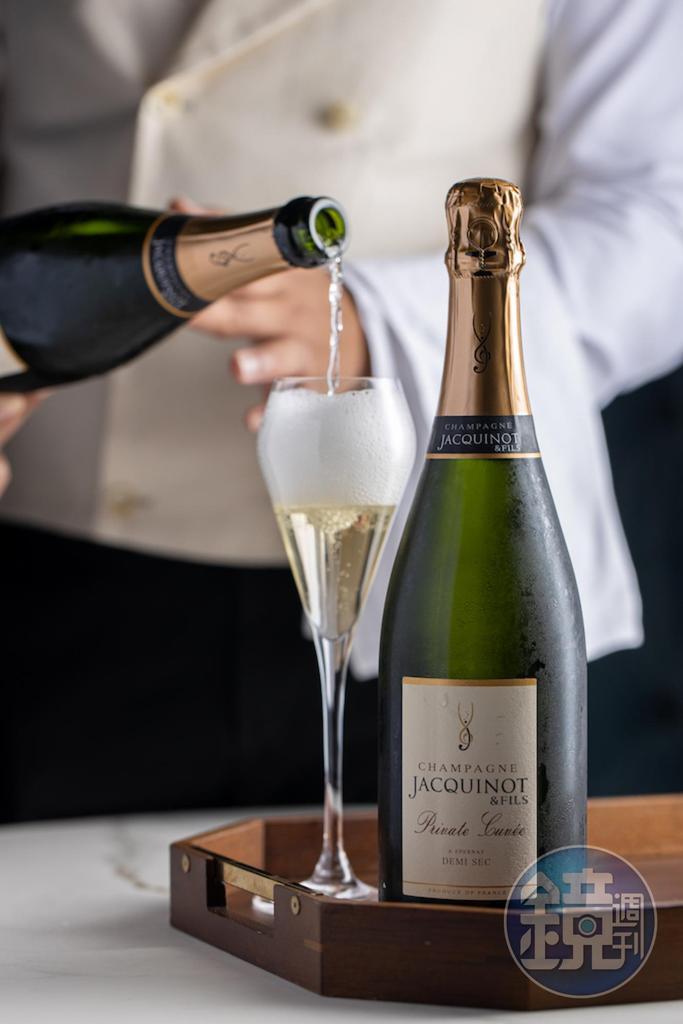 小農香檳「Jacquinot & Fils Private Cuvee Brut」,帶有活力的乳酸感,輕盈生津,是林一峰為太太特別引進的「安太座」酒款。(4,500元/瓶)