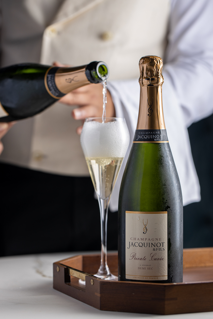 小農香檳「Jacquinot & Fils Private Cuvee Brut」，帶有活力的乳酸感，輕盈生津，是林一峰為太太特別引進的「安太座」酒款。（4,500元／瓶）