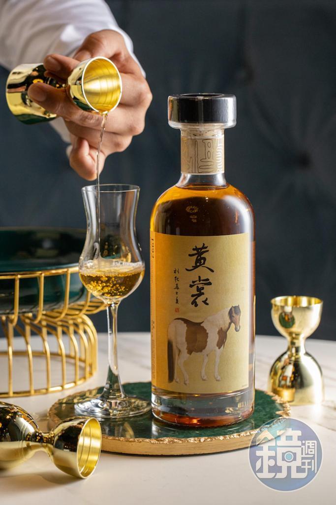 「執杯大叔 黃裳Chi Bei Da Su 1992 Speyside single malt」瀰漫著中性的蜂蠟氣味,酒液帶厚度,香氣多變,多呡幾口越見深度。(1,160元/杯)