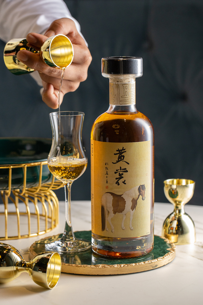 「執杯大叔 黃裳Chi Bei Da Su 1992 Speyside single malt」瀰漫著中性的蜂蠟氣味，酒液帶厚度，香氣多變，多呡幾口越見深度。（1,160元／杯）