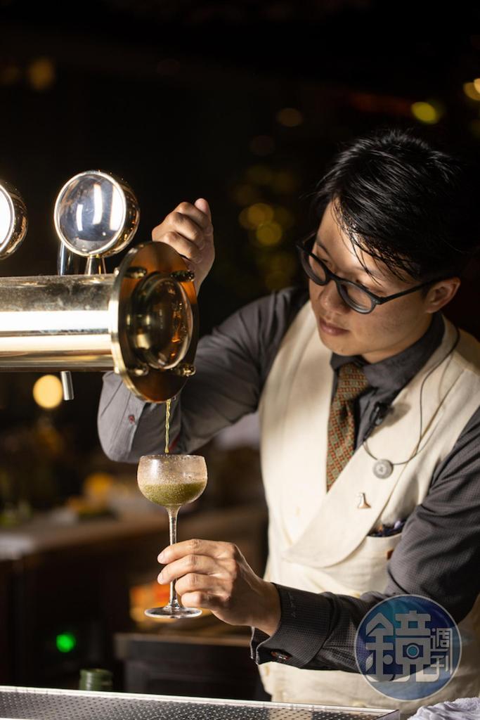 調酒師古逸偉(小古)正由汲取式雞尾酒機,On Tap倒出風味飽滿的「神仙草」。(400元/杯)