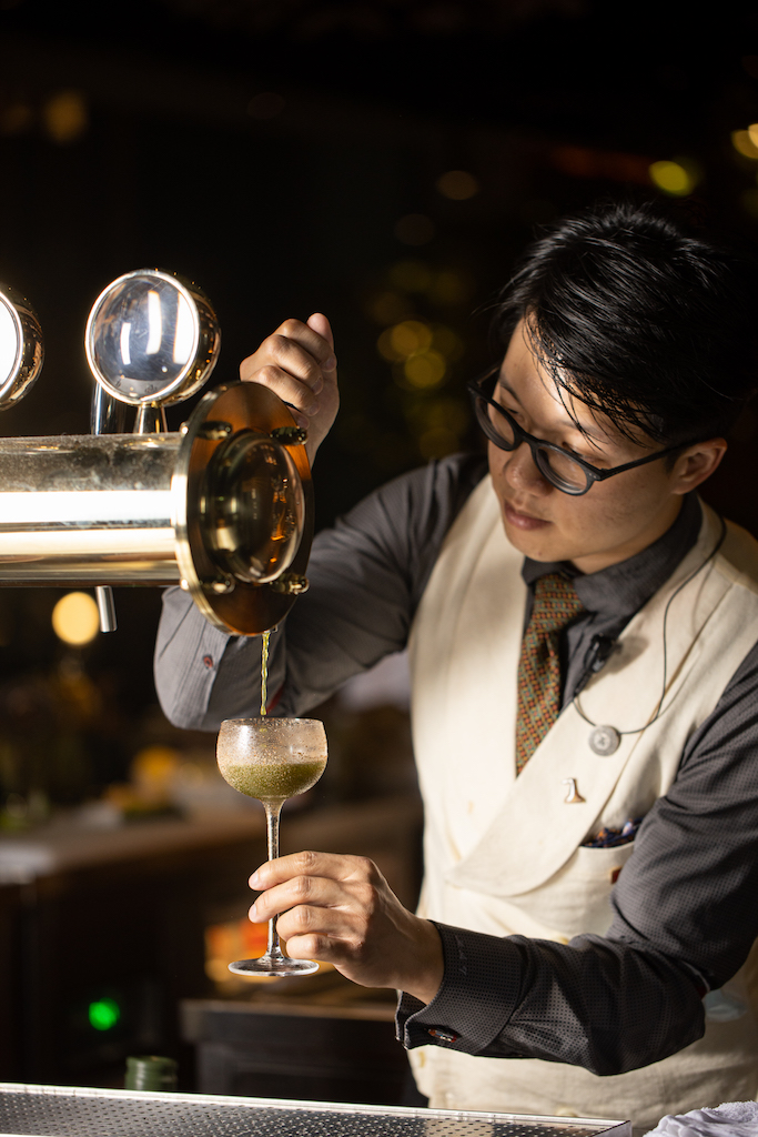 調酒師古逸偉（小古）正由汲取式雞尾酒機，On Tap倒出風味飽滿的「神仙草」。（400元／杯）