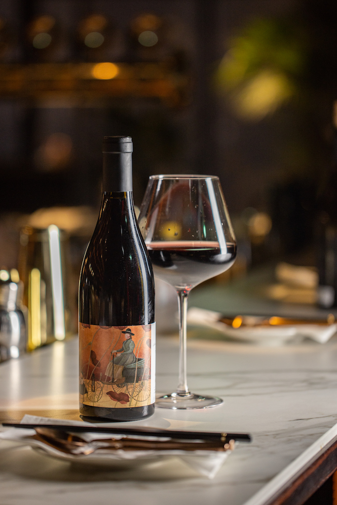 紅酒「Saving your les beaune 2016」，單寧感輕盈，純飲也讓感受酒液活力。（2,400元／瓶）