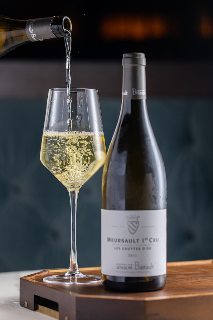白酒「Meursault 2017」帶潮濕的青草氣息，爽美清新。（4,500元／瓶）