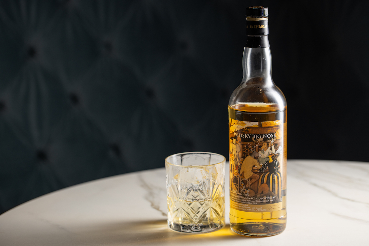 有軟糖香甜感的「Inchmoan 2008 Single Cask 61」酒款風格歡樂，性格濃烈。（680元／杯）