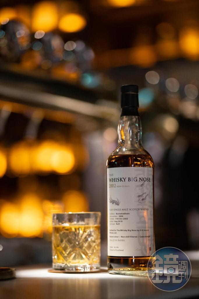 帶有肉桂、八角等香料及煙燻烏梅湯甜味的「The Whisky Big Nose Bunnahabhain 2002」,愛好雪莉桶風味的人會喜歡。(760元/杯)