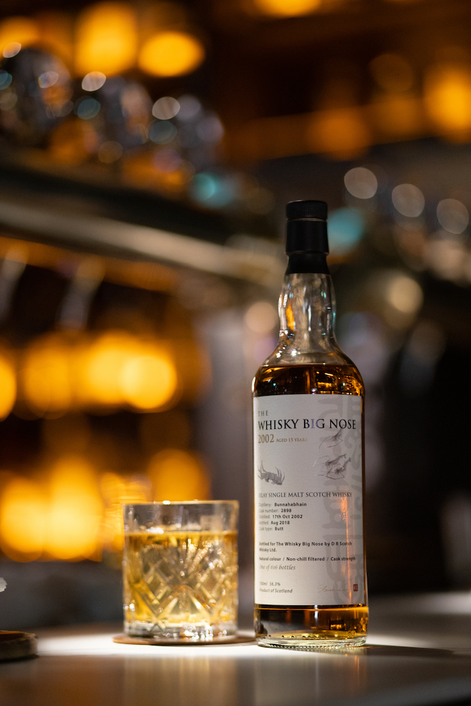 帶有肉桂、八角等香料及煙燻烏梅湯甜味的「The Whisky Big Nose Bunnahabhain  2002」，愛好雪莉桶風味的人會喜歡。（760元／杯）