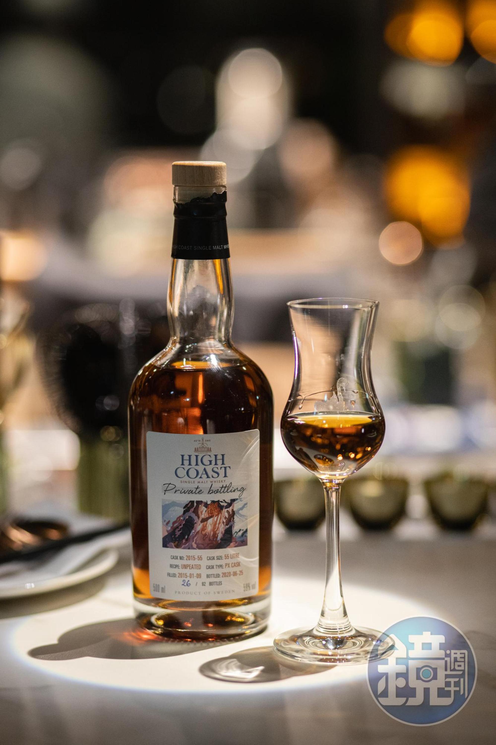 小後苑包桶的「HIGH COAST SINGLE MALT Whisky WH」木質香氣鮮明,苦辣間緩緩滲出甜味,搭牛排正好。(800元/杯;10,000元/瓶)
