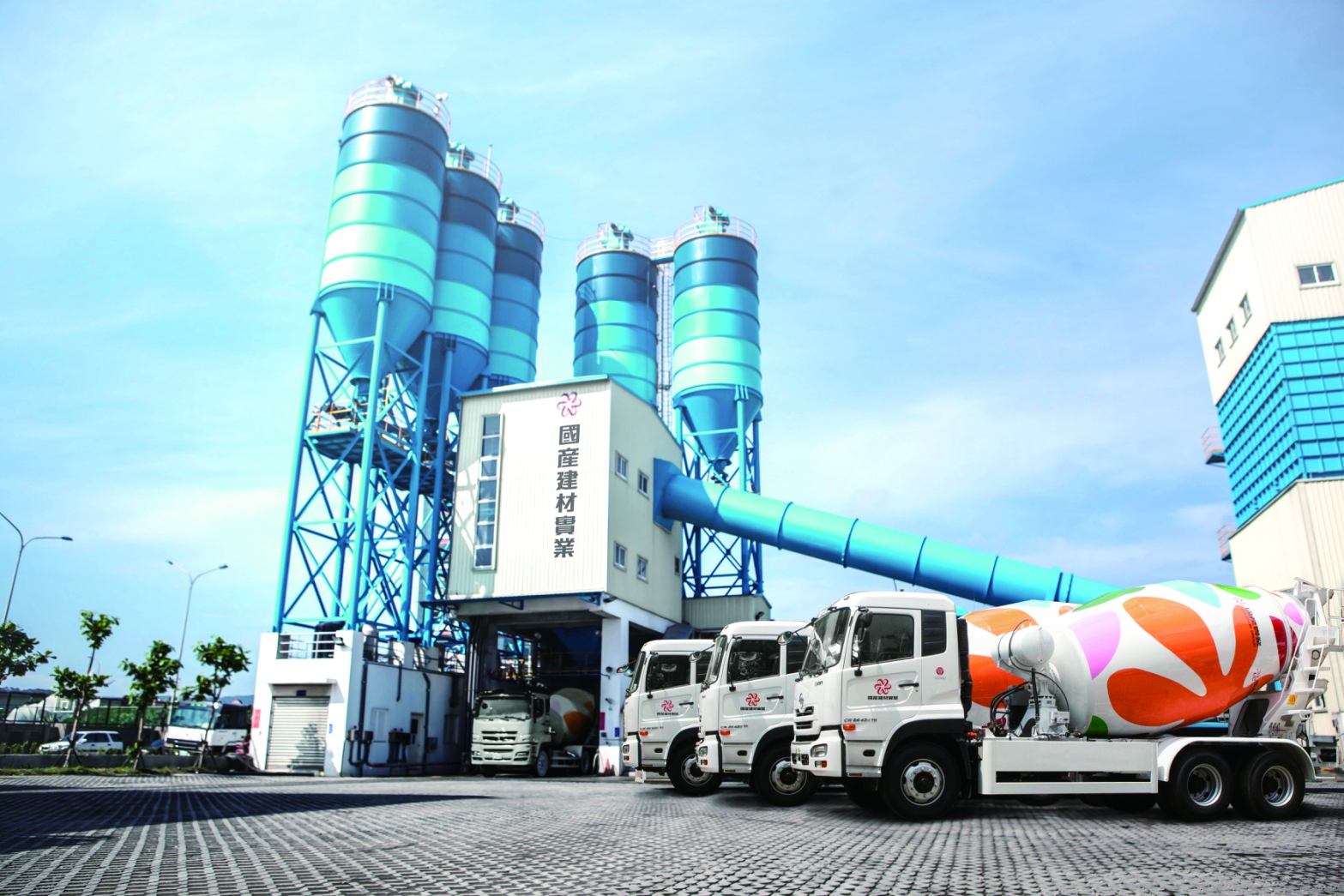 中美貿易戰與武漢肺炎疫情持續帶動台商回流，推升國內建廠需求旺盛。國產建材實業今（7）日表示，在台積電、大立光等指標上市公司持續擴廠下，國產創下營運與營利高成長，庫存訂單的能見度已經看到2022年。（國產建材實業提供）