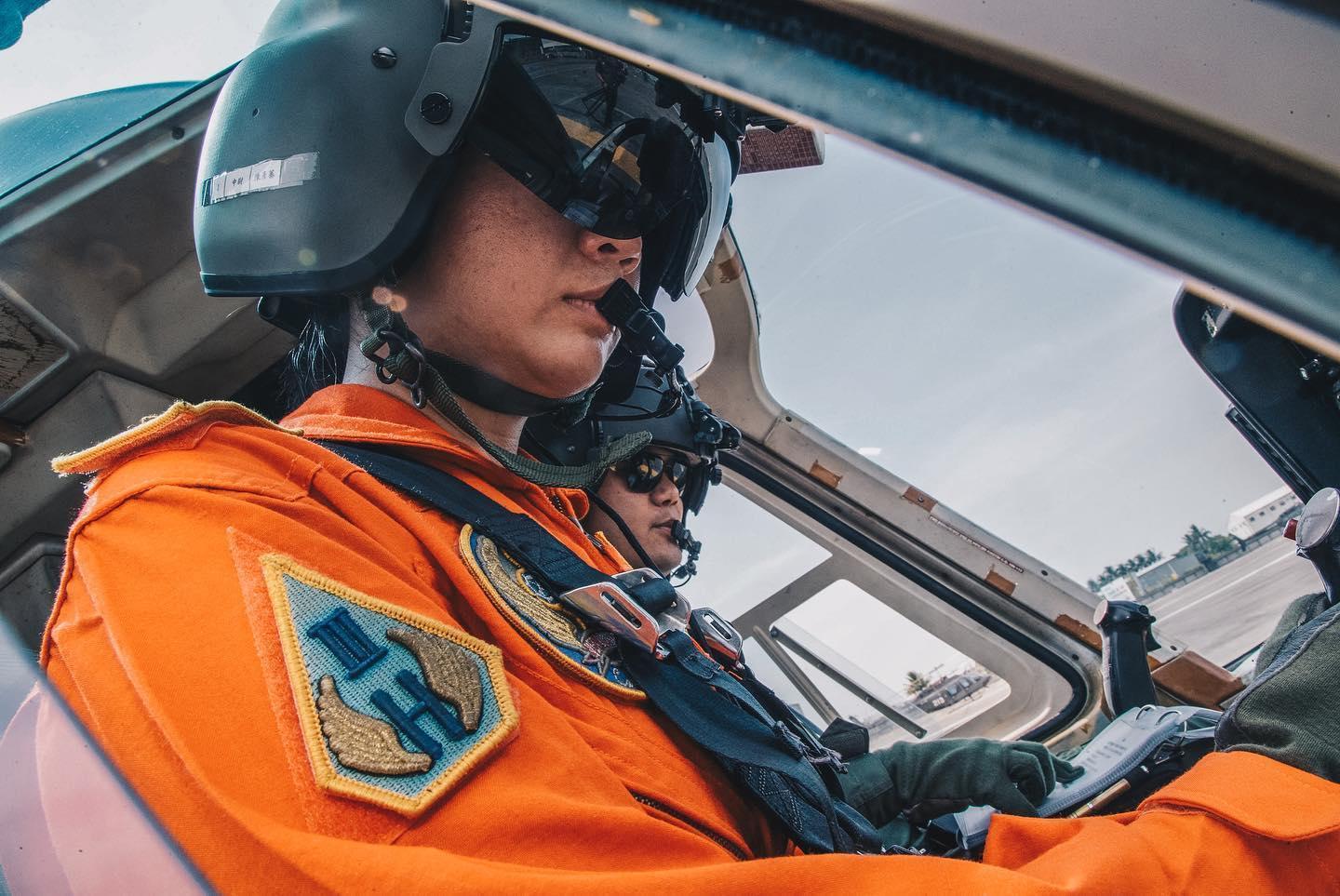陳彥蓁上尉成為首位女性CH-47SD直升機女飛官。（翻攝自軍聞社臉書）