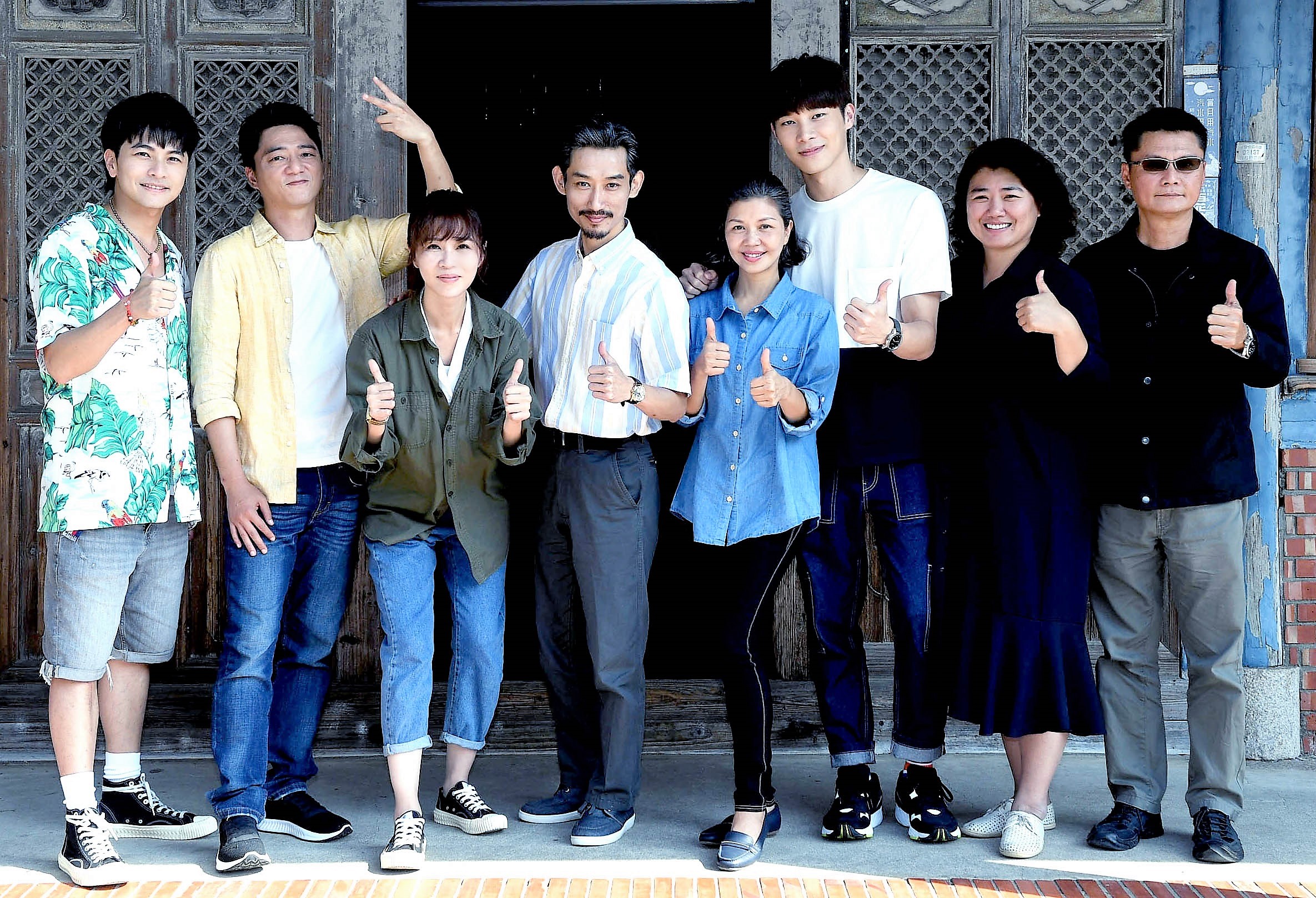 《俗女養成記2》正如火如荼在台南趕拍當中，（左起）楊銘威、藍葦華、謝盈萱、陳竹昇、于子育、宋偉恩、嚴藝文、陳長綸。（華視提供）