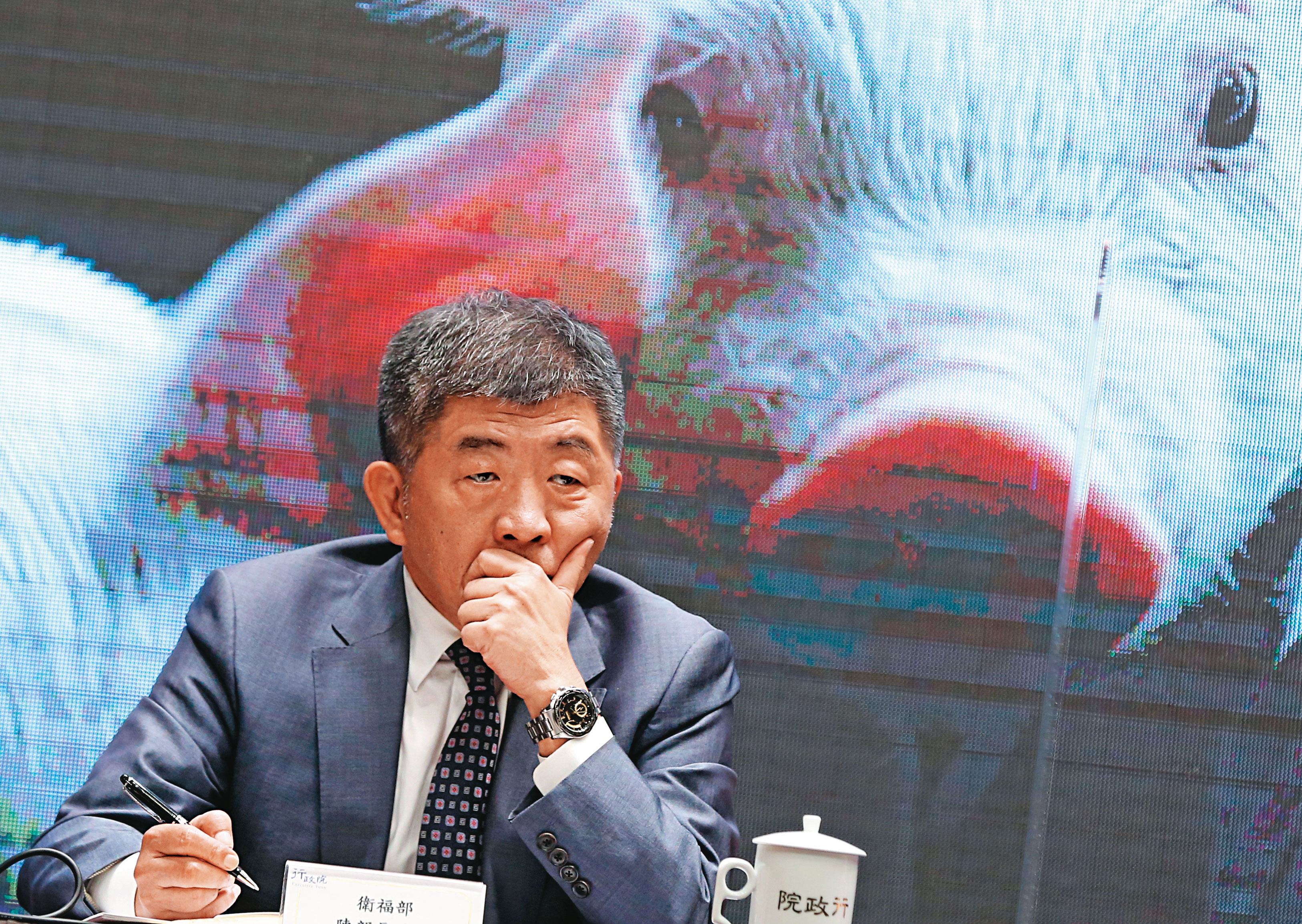 蔡英文政府的眼前題是美豬烽火，而最變幻莫測、最難對付的，是新冠肺炎疫苗，目前火頭未現，但炸藥滿滿，陳時中（圖）千萬不可大意。