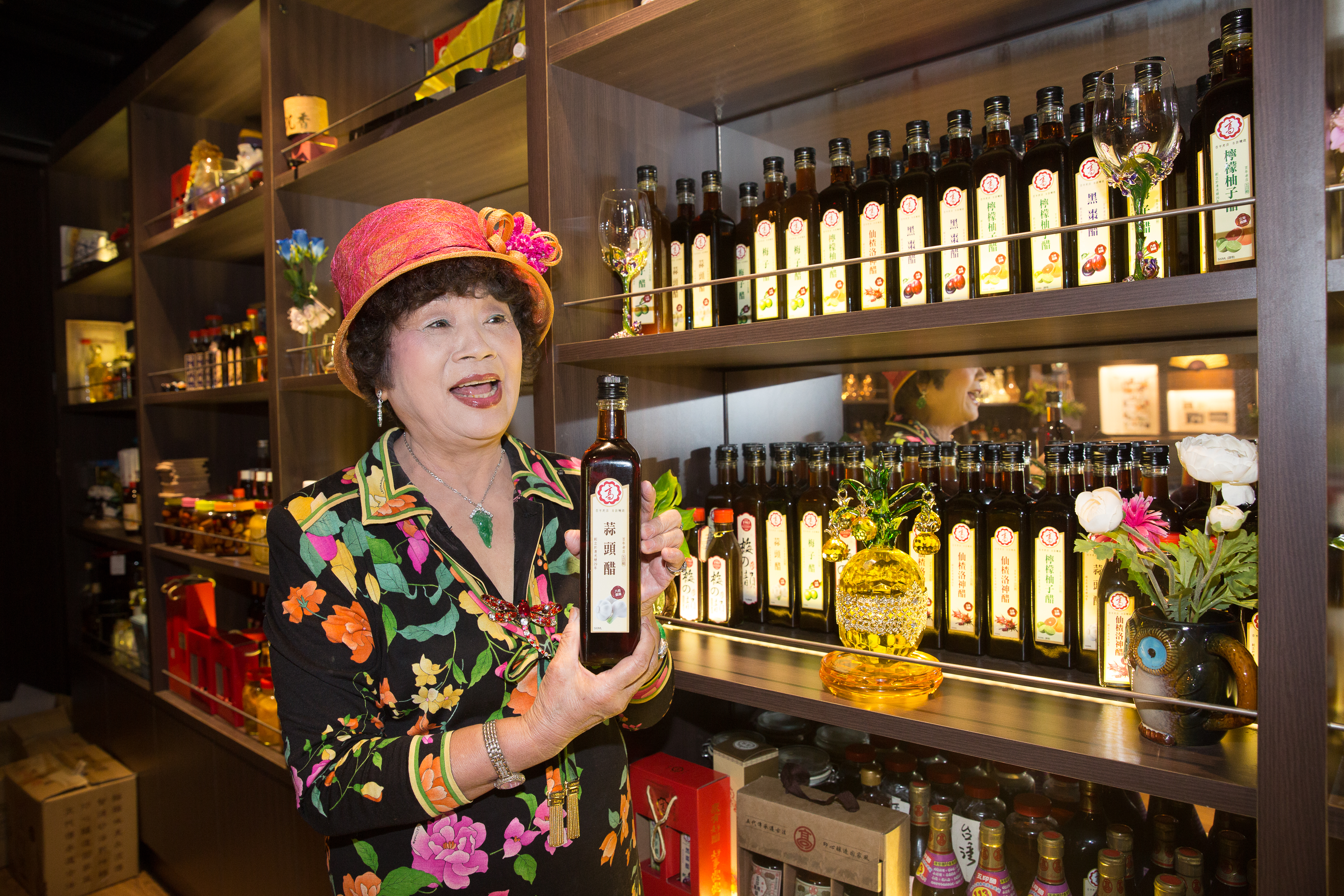 高陳阿愛40年前就研發果醋，如今更延伸出蒜頭醋等各種風味醋，早期警察來買，她還以為發生命案。