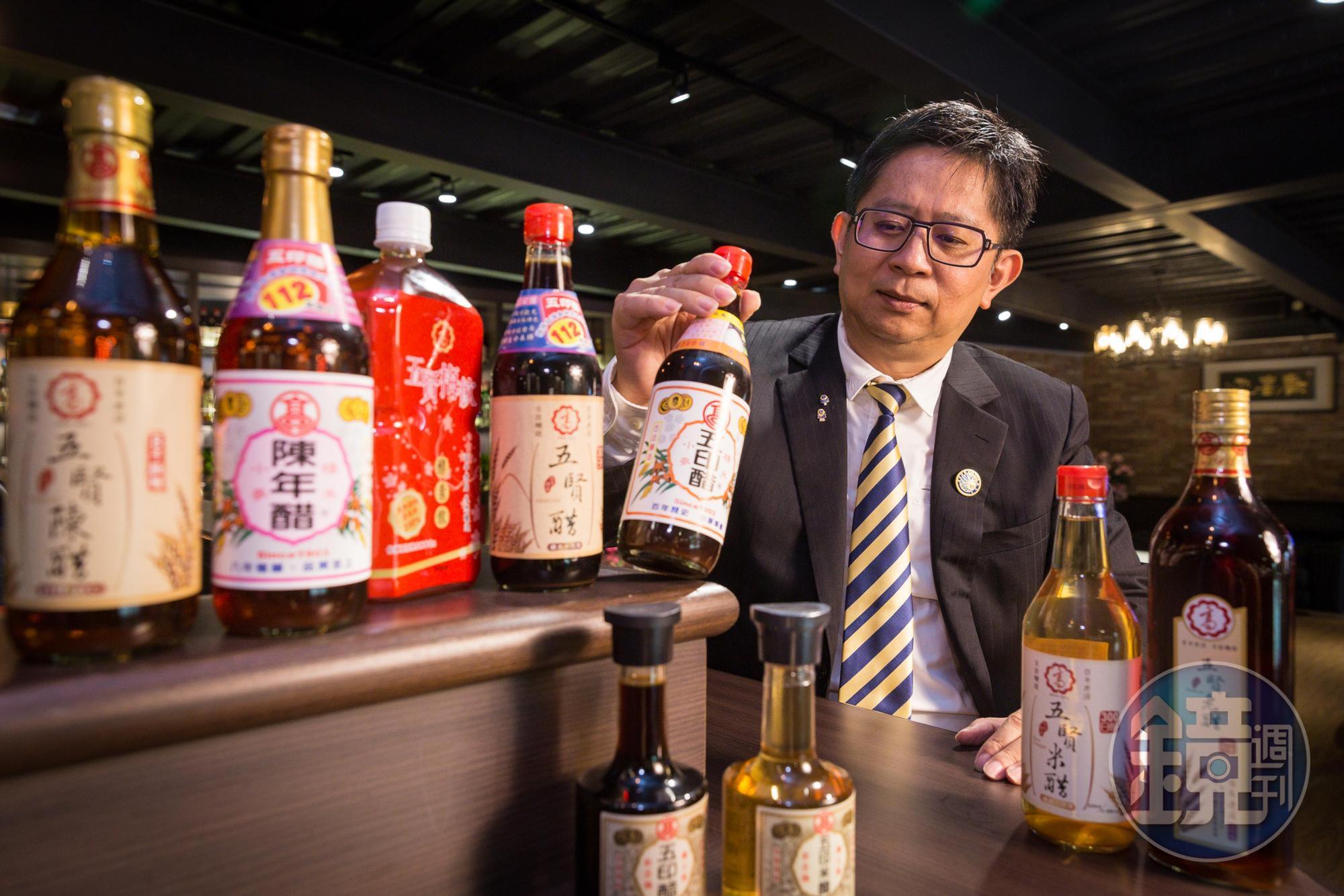 高奇平自小在家中幫忙，接觸過各式各樣客人，也揭露小吃攤不能說的祕密。