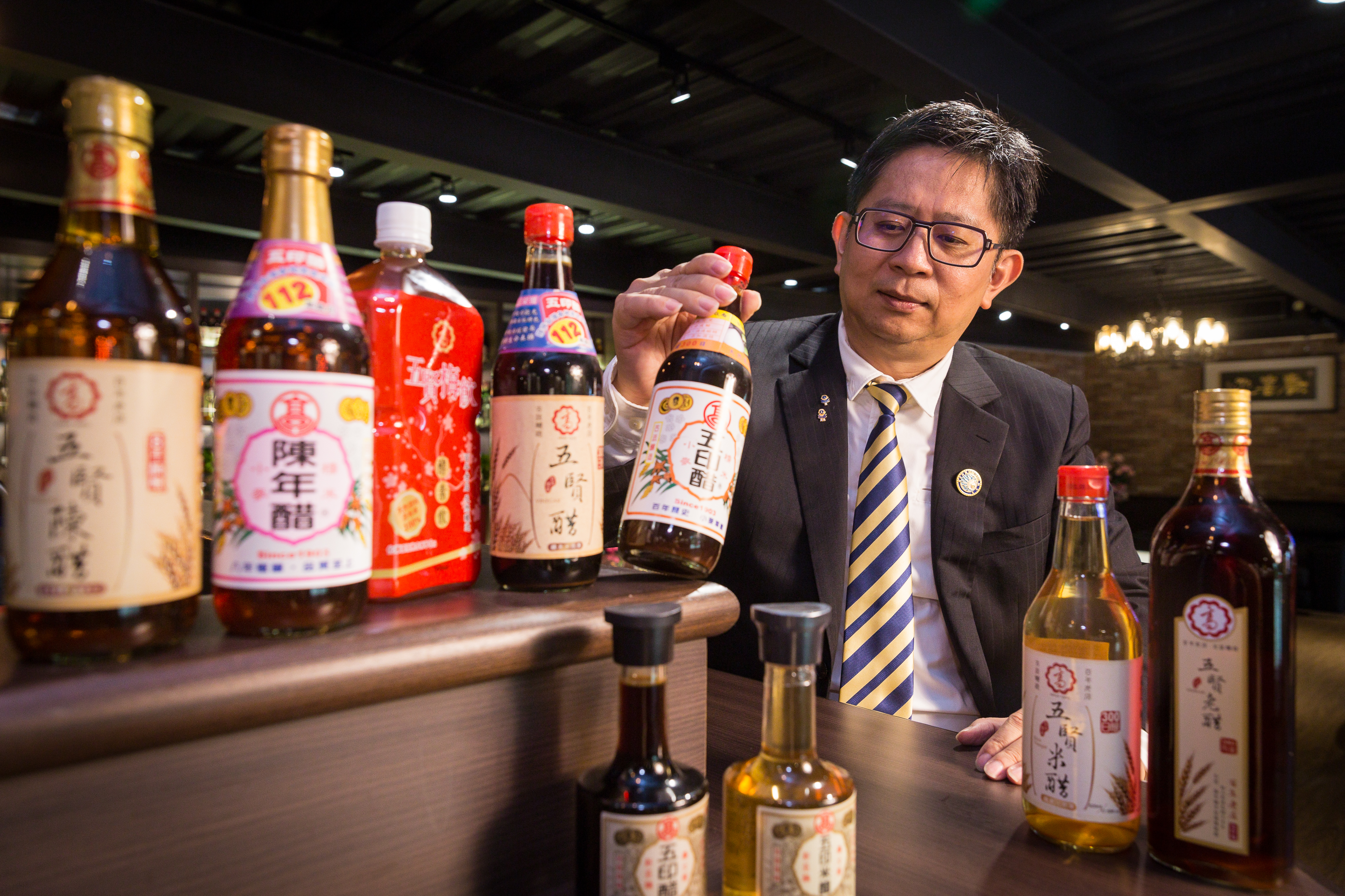 高奇平自小在家中幫忙，接觸過各式各樣客人，也揭露小吃攤不能說的祕密。