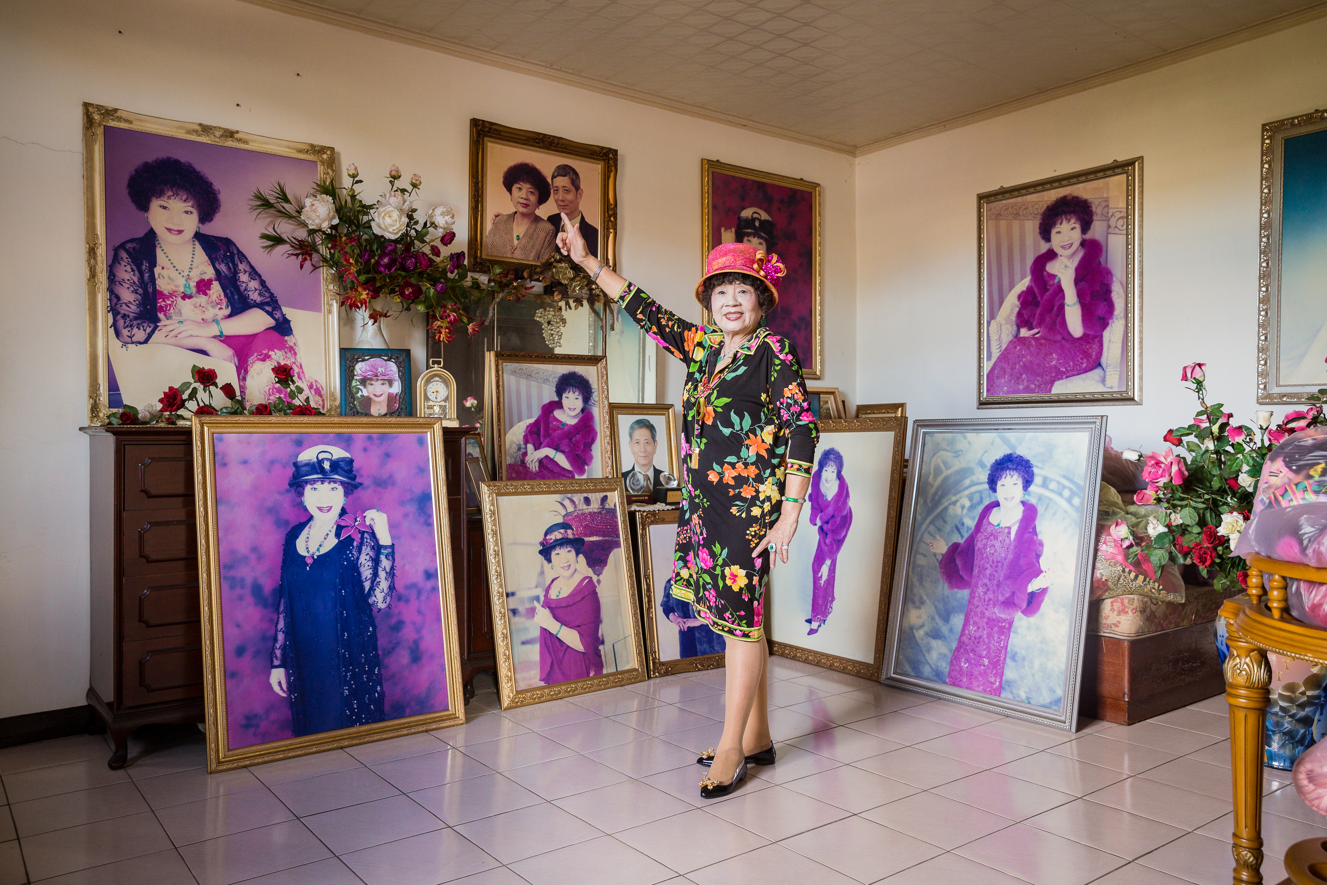 第三代高陳阿愛精心打扮，積極為自家醋宣傳，還介紹家中的相片房，整間放滿她的沙龍照。