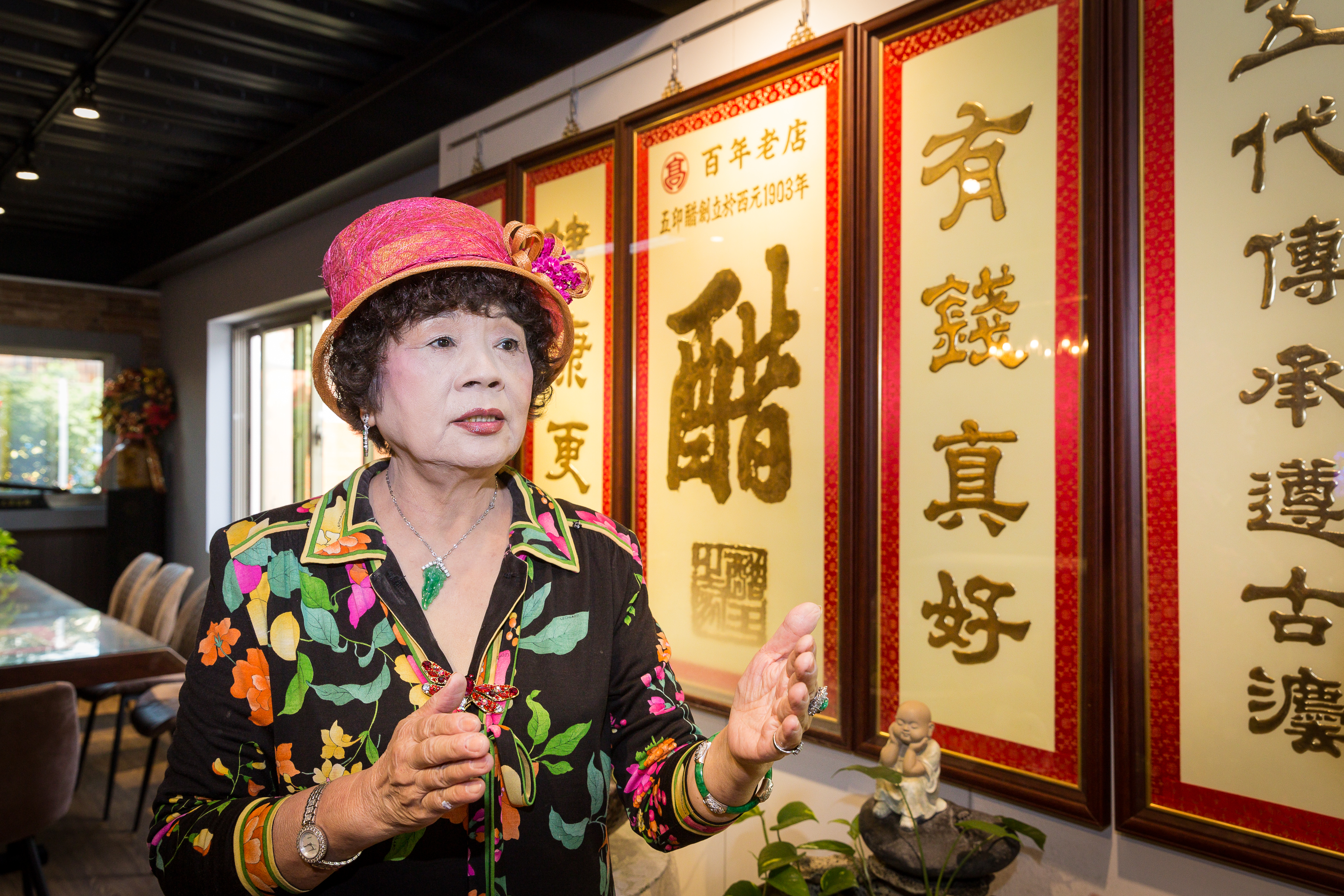 第三代高陳阿愛精心打扮,積極為自家醋宣傳,牆上寫著「有錢真好,健康更好」也是她的理念。