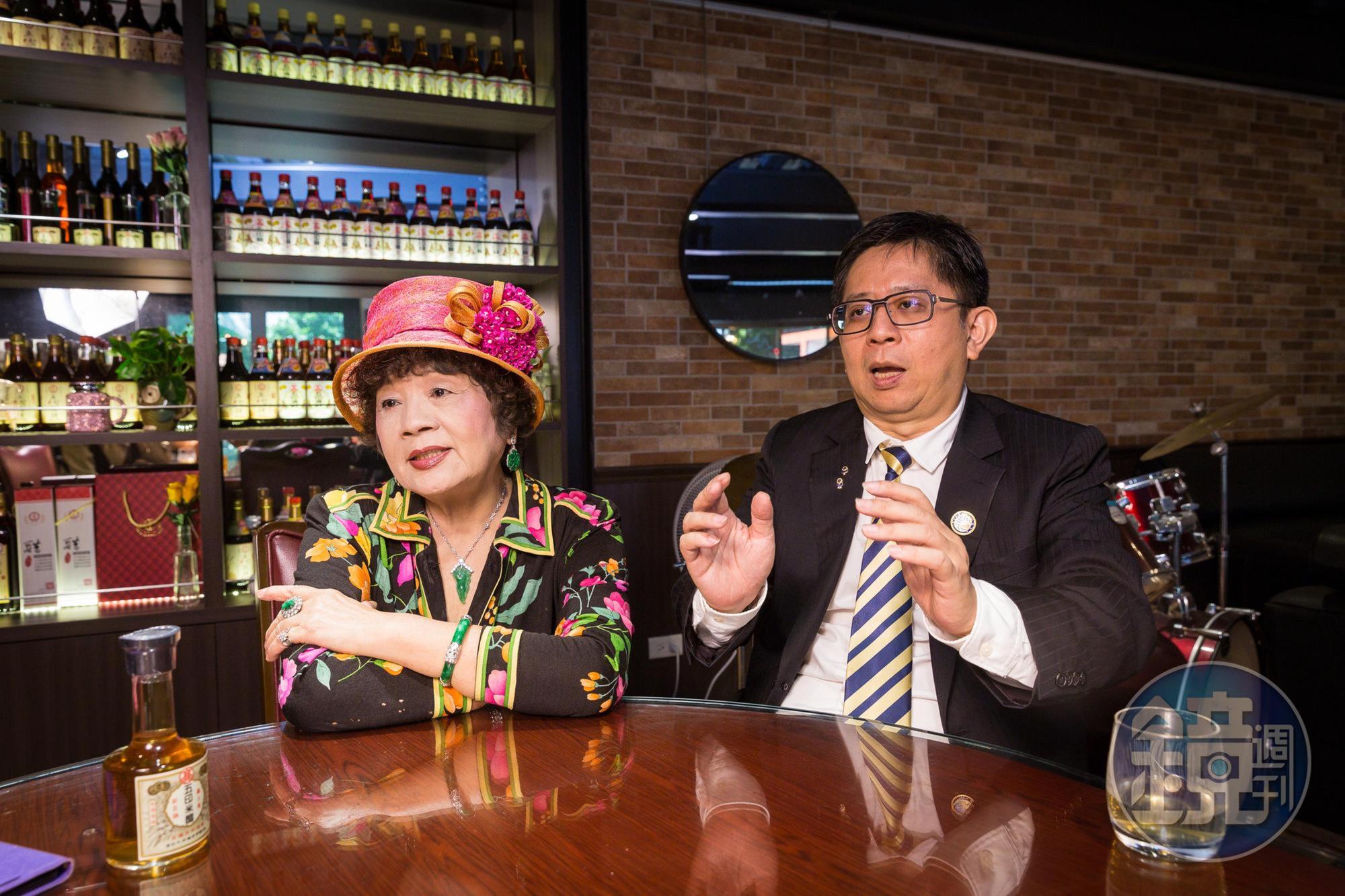 高陳阿愛（左）與兒子高奇平（右）都認為應該跟著市場改變，因此推出新品水果醋。