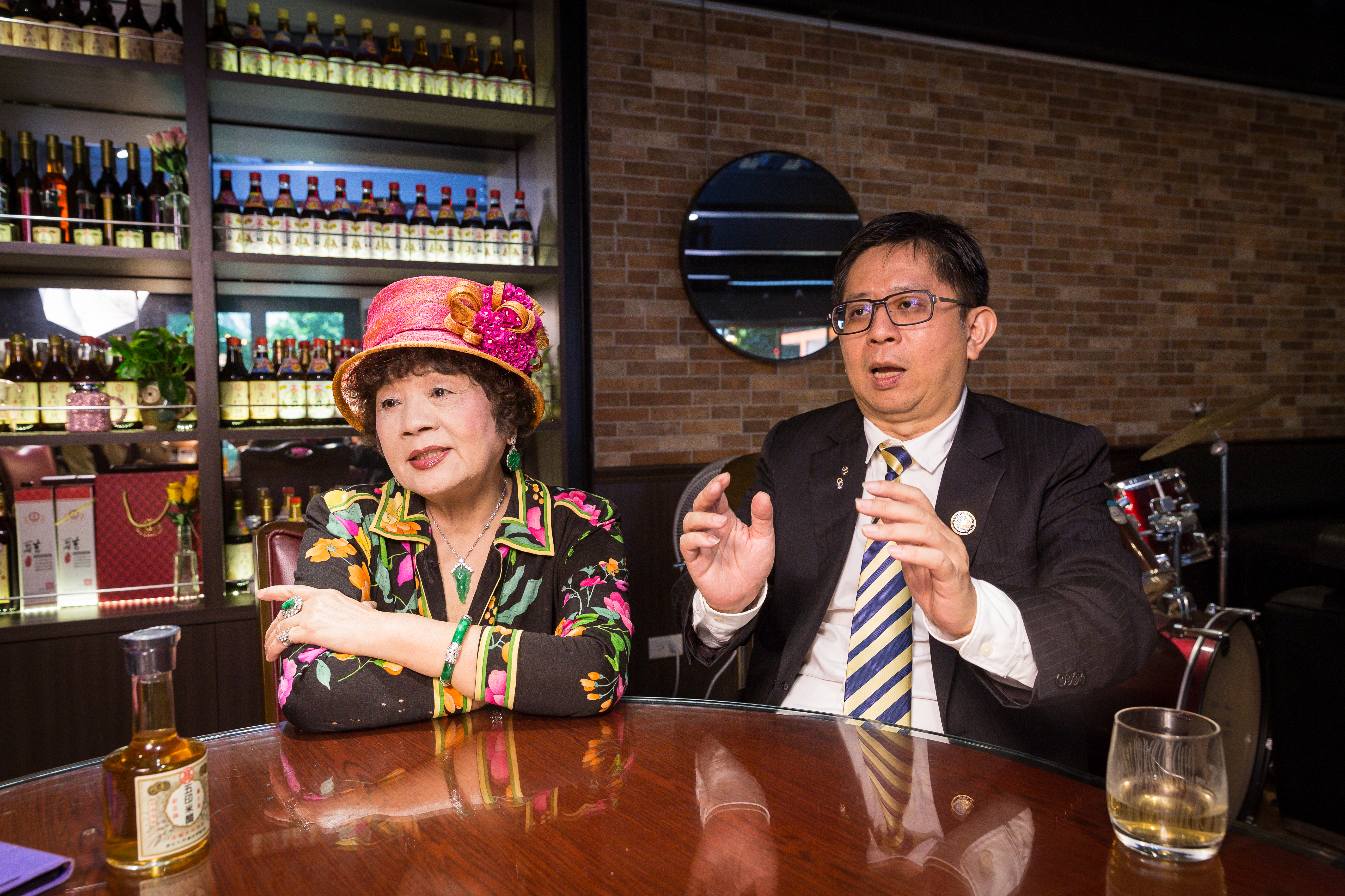 高陳阿愛（左）與兒子高奇平（右）都認為應該跟著市場改變，因此推出新品水果醋。