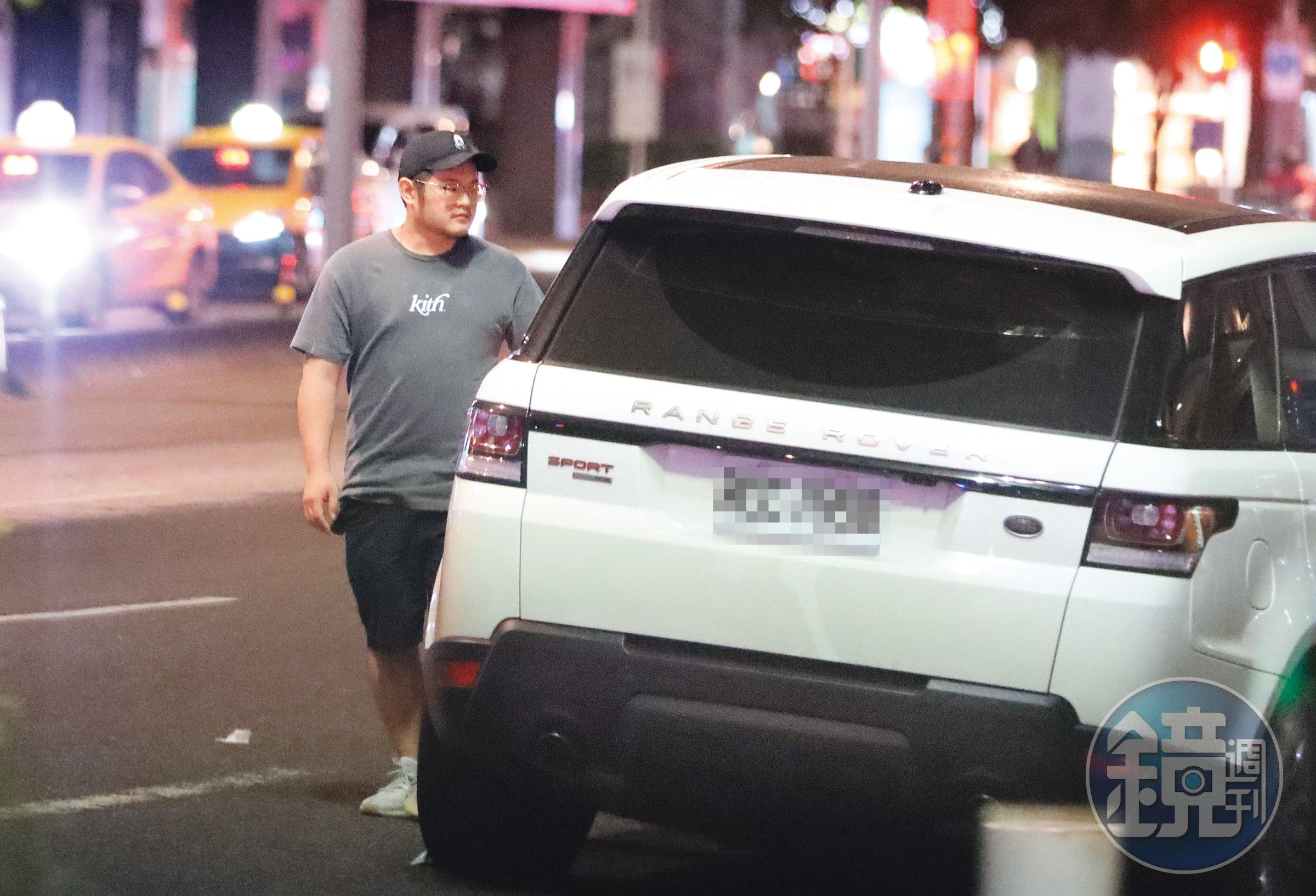 丫頭老公William獨自從KTV走出來，駕駛白色轎車離開。