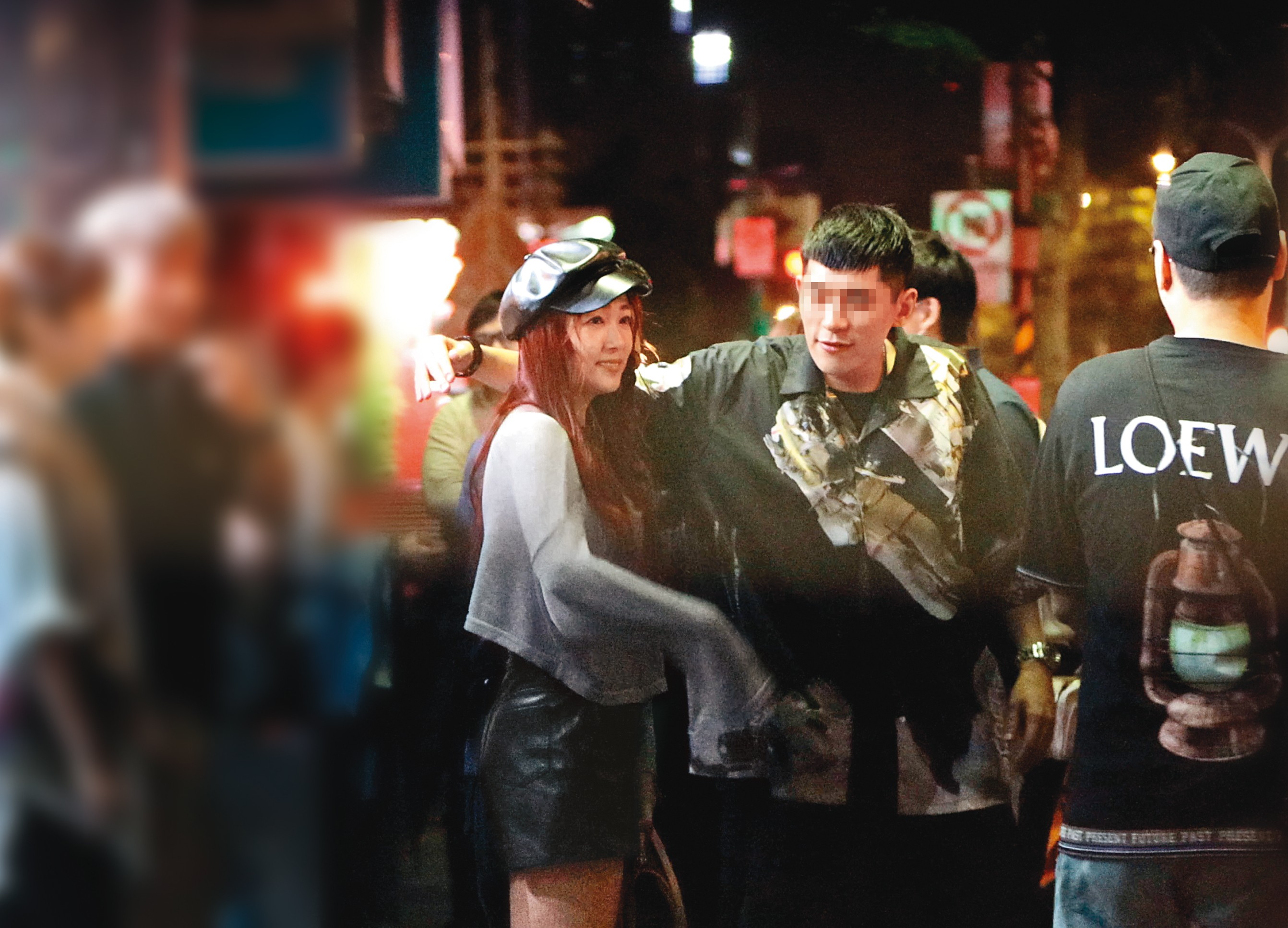 11月23日02：43，丫頭和一群男性朋友在路邊聊天，襯衫男正伸手搭她肩膀。