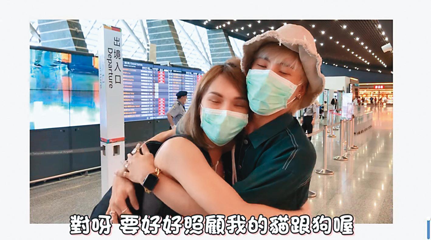 小A辣（左）9月出國動手術，好友林進（右）還來送機。（翻攝自小A辣臉書）