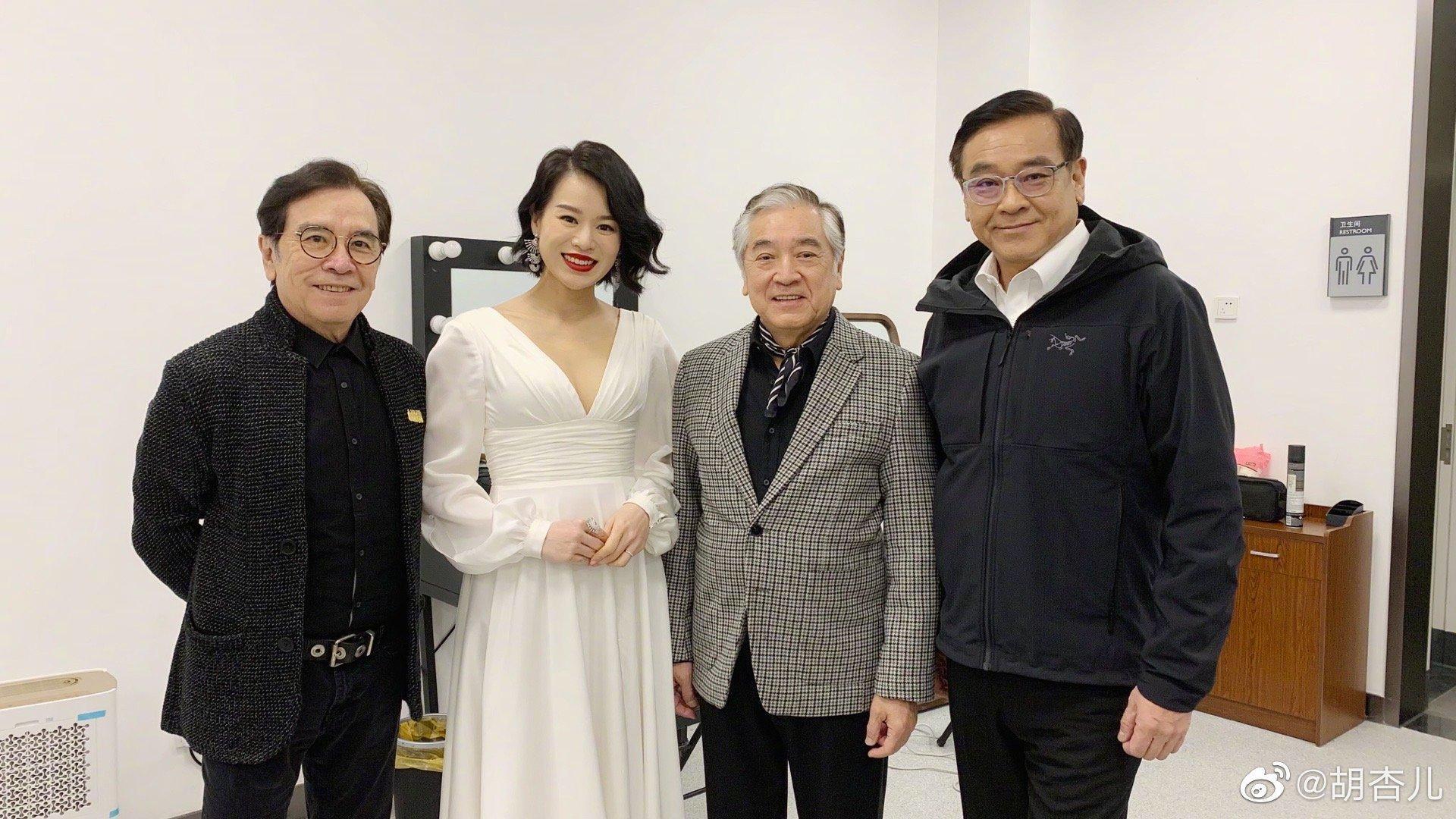 港星胡杏兒與姜大衛(左1)、秦沛(右2)和爾冬陞合照。(翻攝自胡杏兒微博)