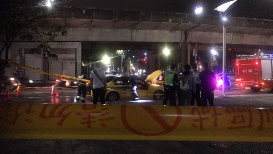 消防員緊急將火勢撲滅後，不過車內60多歲男性計程車駕駛已明顯死亡。（翻攝自高雄五甲大小事臉書粉專）