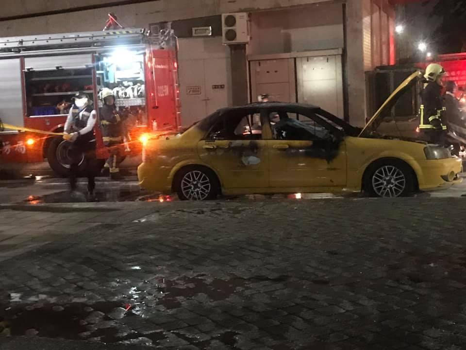 高雄市前鎮區捷運凱旋站1號出口前,今晚突然發生計程車火燒意外。(翻攝自高雄五甲大小事臉書粉專)