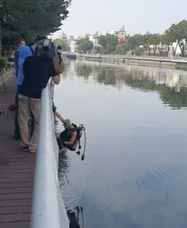 警消出動潛水人員打撈嬰兒，但2天下來尚未尋獲。（翻攝畫面）